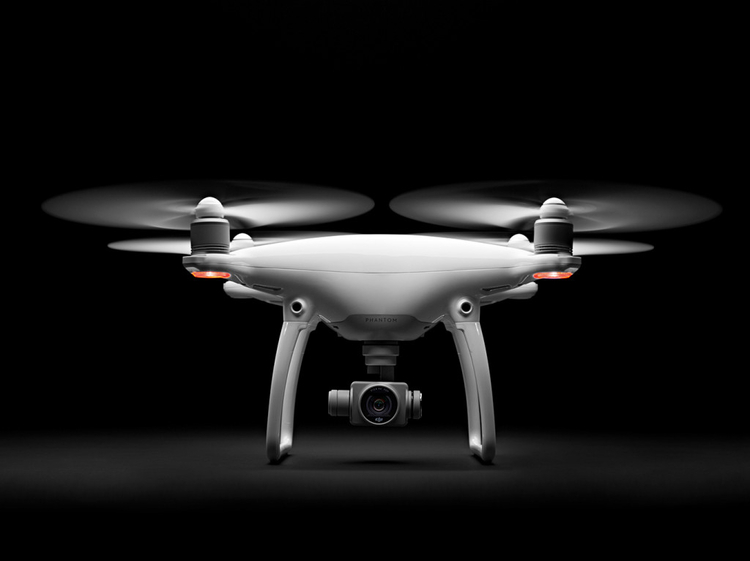 DJI Phantom 4 - dron, który sam ominie przeszkody [wideo]